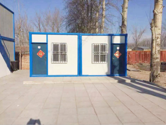 经过改造而成为有窗有门的简易居所。那么集装箱房屋有哪些优点呢?